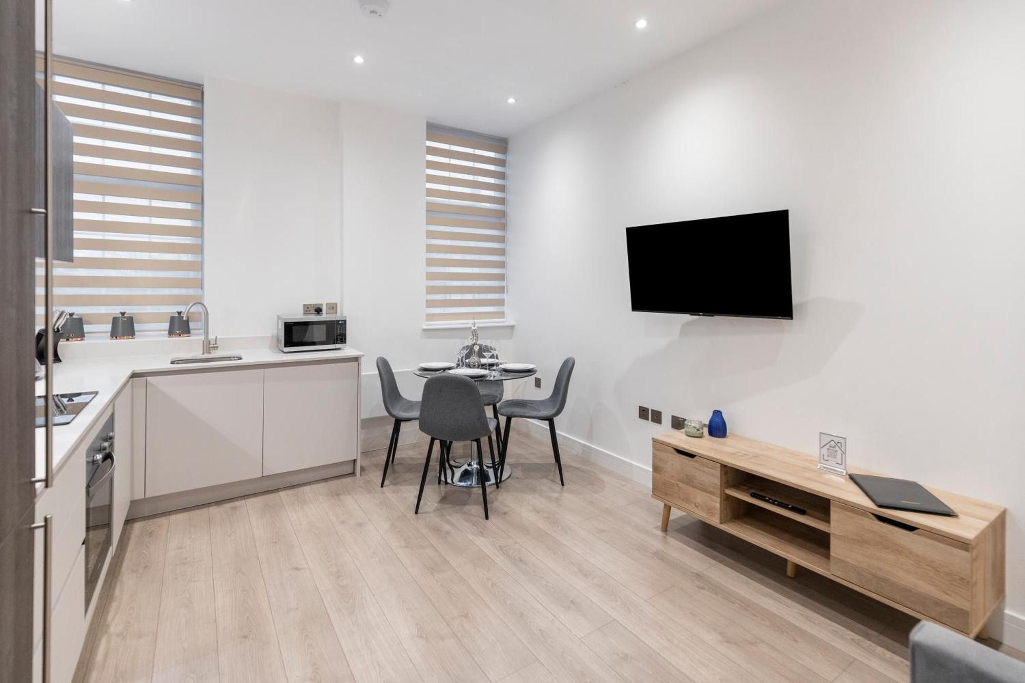 Welcoming And Spacious Apartment- Excellent Location Londra Esterno foto