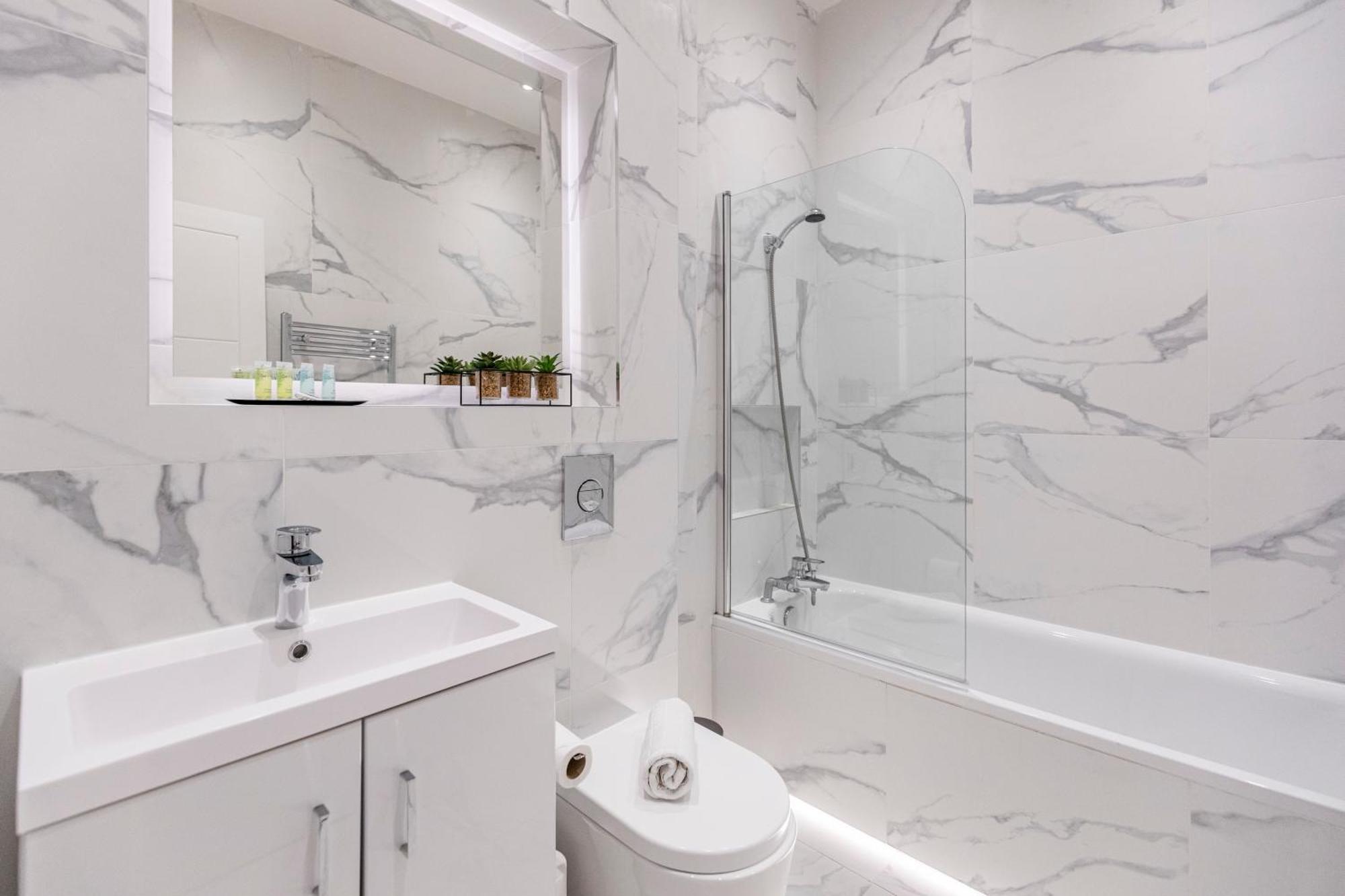 Welcoming And Spacious Apartment- Excellent Location Londra Esterno foto