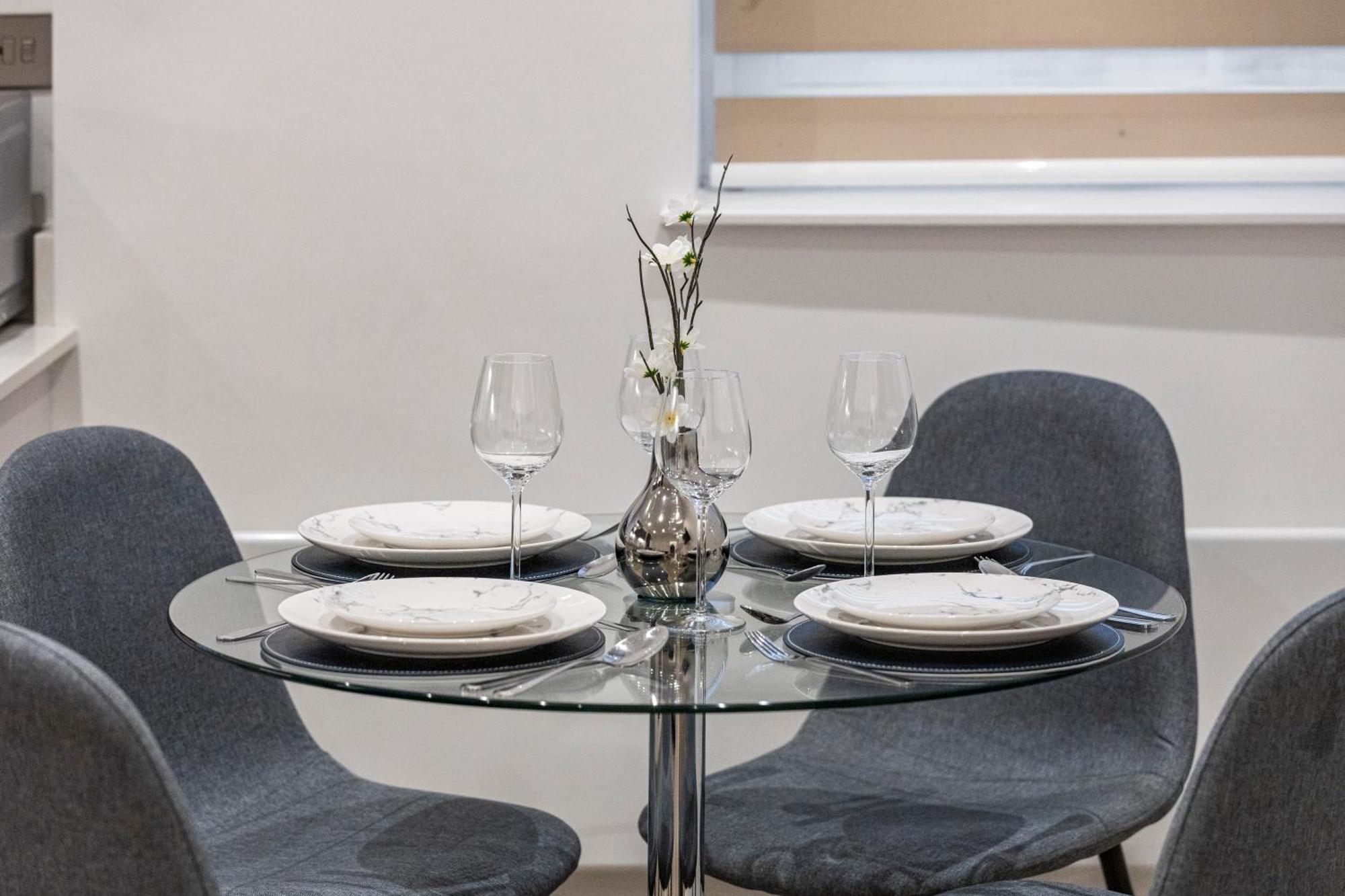 Welcoming And Spacious Apartment- Excellent Location Londra Esterno foto