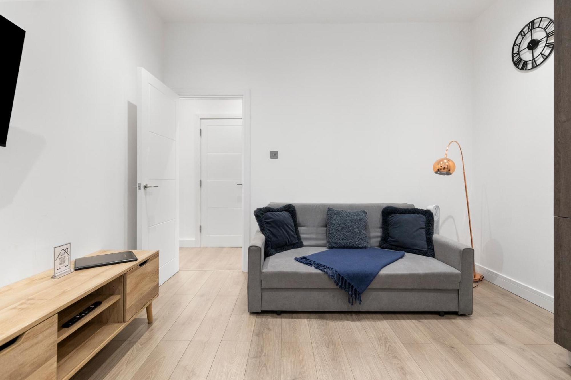 Welcoming And Spacious Apartment- Excellent Location Londra Esterno foto